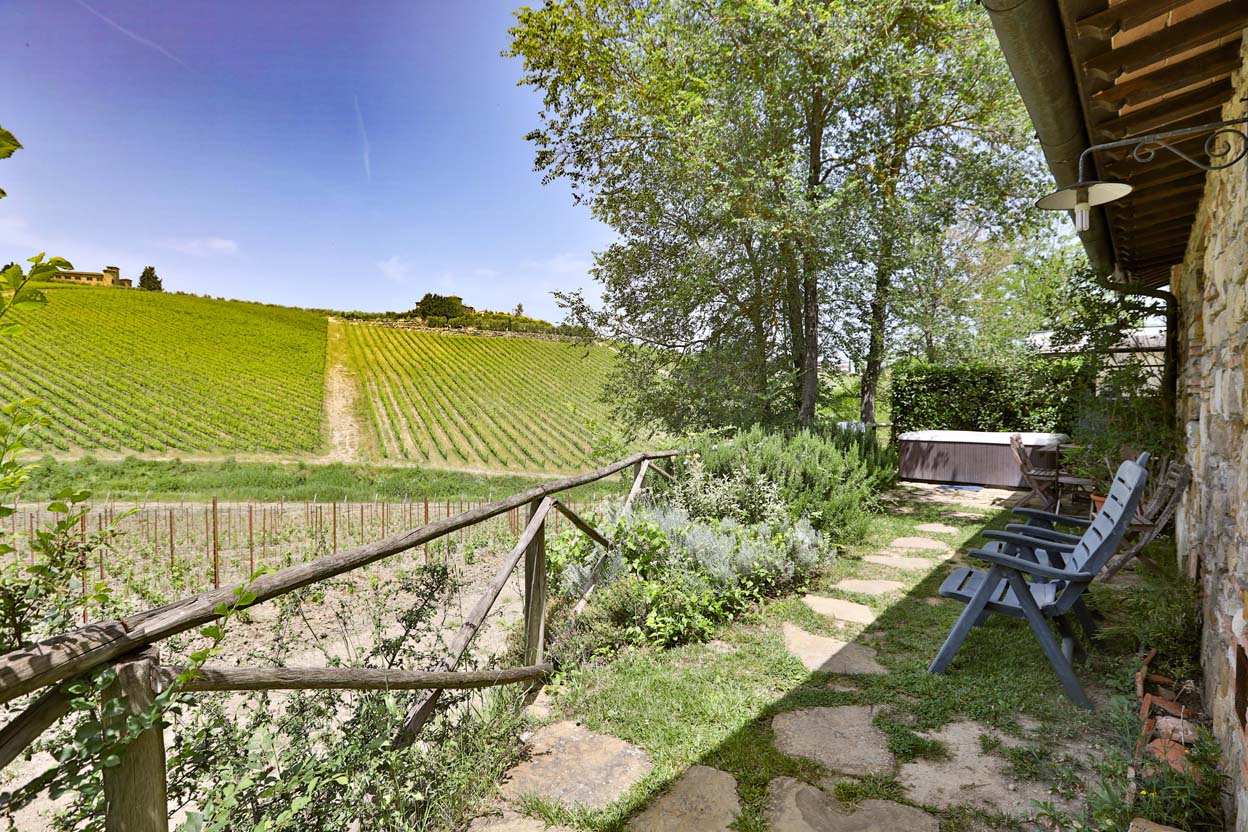 Il Fienile del Vichiaccio holiday house, interior and garden photos