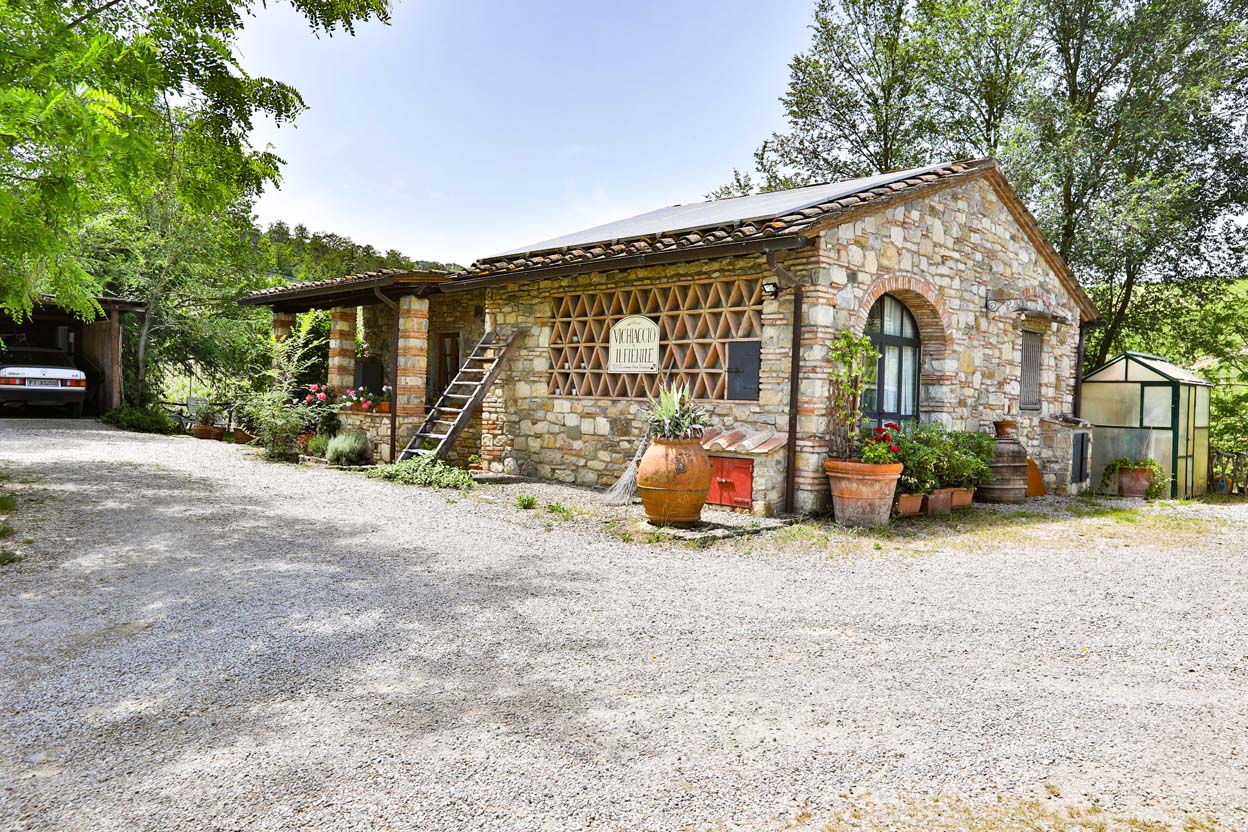 Il Fienile del Vichiaccio holiday house, interior and garden photos