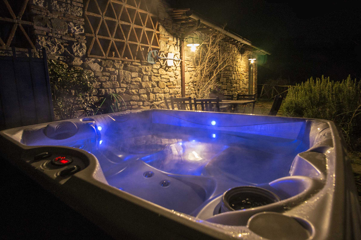 Jacuzzi riscaldata nel giardino di Il Fienile del Vichiaccio, vista notturna